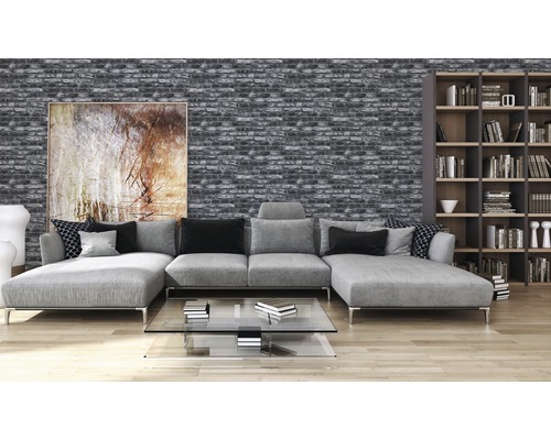 Vardagsrum med grå tegeltapet, soffa och bokhylla