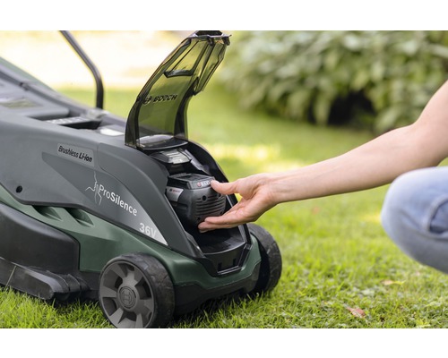 Åkgräsklippare med isatt batteri