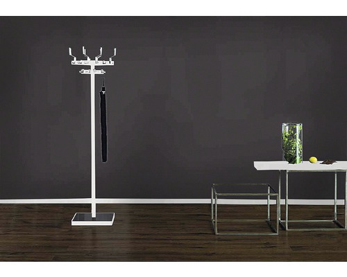 Garderob med paraplyställ och två bord i rummet.