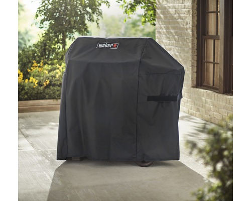 Övertäckt grill med Weber logotyp på en terrass