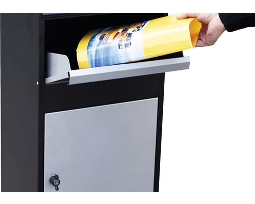 Paketbox med en person som levererar ett paket