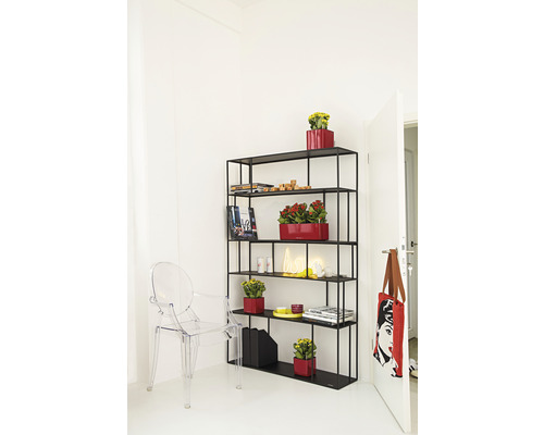 Svart bokhylla med fem hyllor, dekorerad med växter i röda krukor, tidskrifter, böcker och en neonlampa