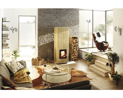 Ljust vardagsrum med kamin, soffa och soffbord