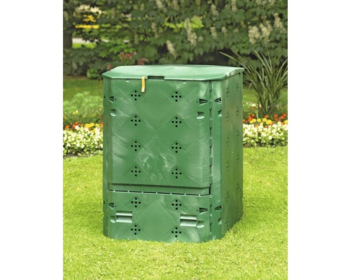 Kompostbehållare av plast i trädgården