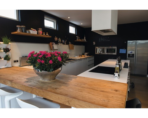 Ljust kök med träbänkskiva, köksö, svarta väggar och dekorationer