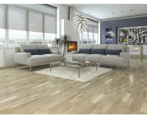 Ljust vardagsrum med parkettgolv, soffor och soffbord