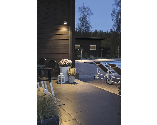 Uteplats med terrass, belysning och pool