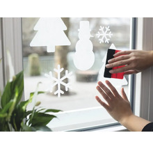 Applicering av fönsterfilm med vintermotiv med skrapa