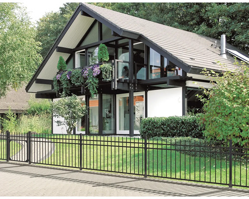 Hus med modern design och ett staket i trädgården