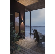 Terrass med yttervägglampa och utsikt över sjön