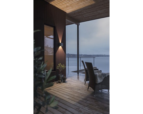 Terrass med yttervägglampa och utsikt över sjön