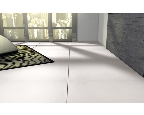 Ljust rum med klinkergolv och dekorativ väggbeklädnad