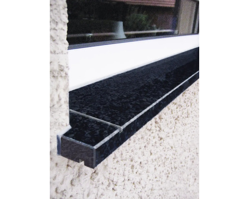 Närbild av en fönsterbräda i sten