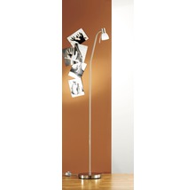 Golvlampa i metall med foton på väggen