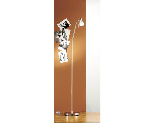 Golvlampa i metall med foton på väggen