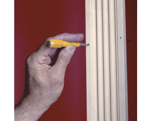 En hand leder en centrumpunna på ett arbetsstycke