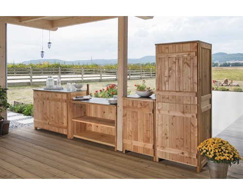 Utekök i trä med skåp och bänkskivor utomhus på en terrass