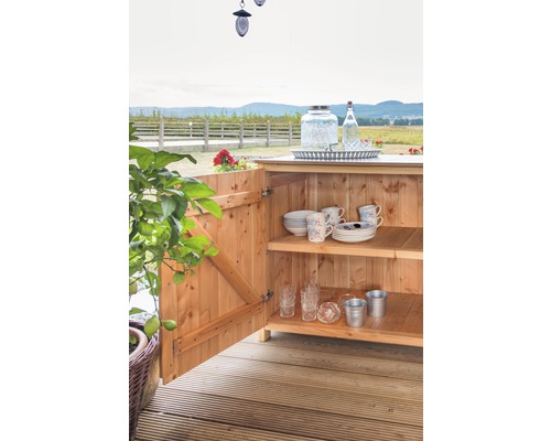 Trädgårdskök i trä med porslin, glas och utomhusdekoration