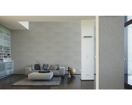 Vardagsrum med soffa, matta och hyllor