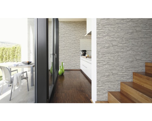 Interiör med stenvägg, trägolv och trappa