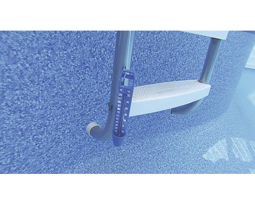 Pooltermometer fäst vid en poolstege i vattnet