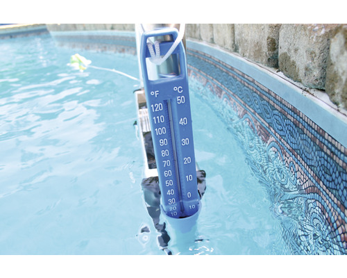 Pooltermometer i vattnet för temperaturmätning