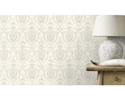 Dekorativ tapet med klassiskt ornamentmönster i vardagsrummet