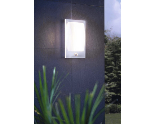 Vägglampa med rörelsesensor på en vägg