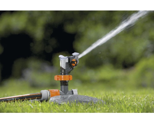 Grässpridare vattnar gräsmatta