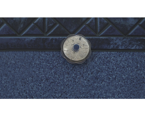 Poolstrålkastare på poolväggen