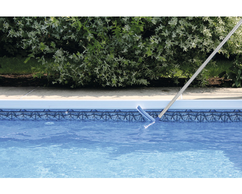 Pool rengörs med poolborste