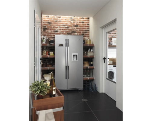 Kök med side-by-side kylskåp, hyllor, tegelvägg och svart klinkergolv