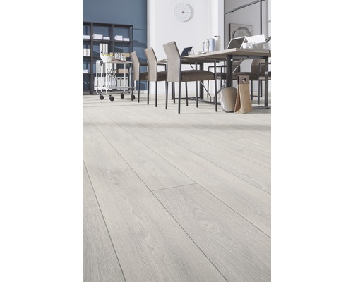 Ljust laminatgolv i ett kontor med möbler