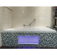 Inbyggt badkar med mosaik, handtag och förvaringsfack med belysning
