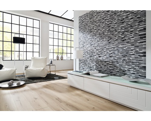 Ljust vardagsrum med parkettgolv, mosaikvägg och stora fönster