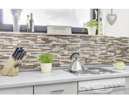 Köksscen med mosaikplattor, knivset, vattenkokare och spishäll