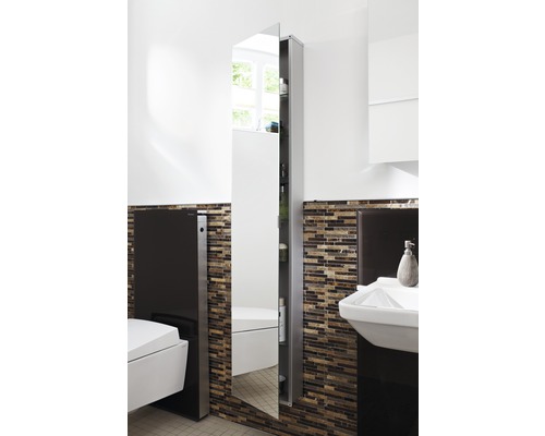 Modernt badrum med spegelskåp för förvaring av badrumsartiklar