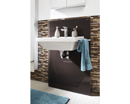 Badrum med handfat, kran, handduk och brun bakpanel