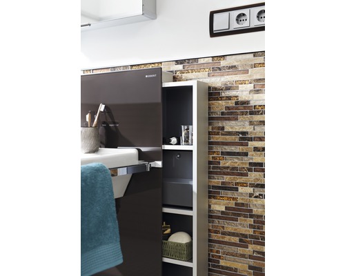 Badrumsscen med handfat, spegelskåp från Geberit och hylla