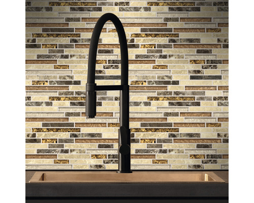 Köksscen med mosaikvägg och blandare framför diskbänken