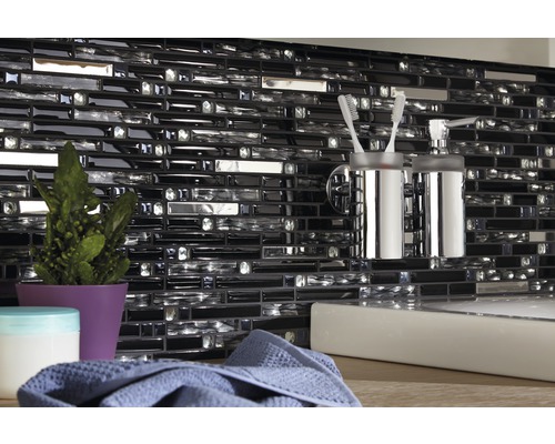 Väggdekoration med mosaikplattor i badrummet, inklusive tillbehör som tandborsthållare och tvålpump