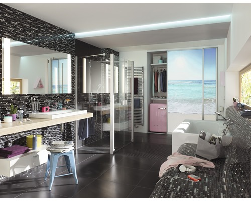 Badrum med handfat, spegel, dusch, badkar och skjutdörrsgarderob