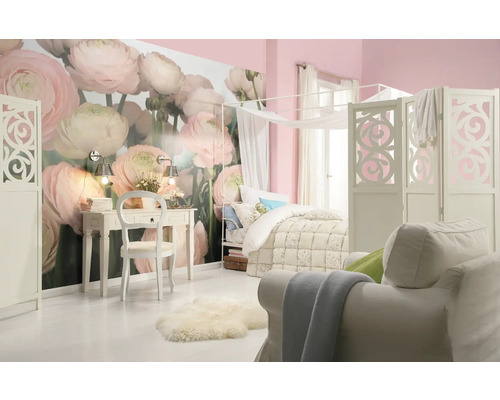 Ljust sovrum med skrivbord, säng och rumsavdelare