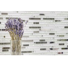 Vägg med mosaikplattor med glasvas och lavendelblommor