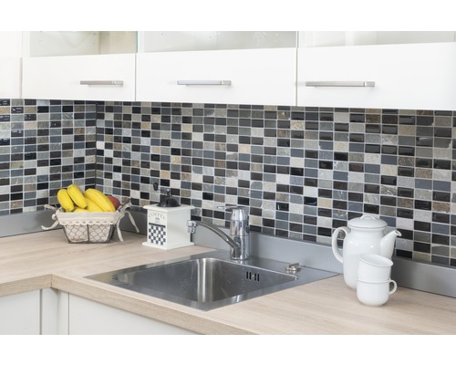 Diskho med kran, mosaikvägg, kaffekvarn och porslin på en bänkskiva.