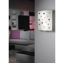 Fyrkantig vägglampa med färgade accenter i ett vardagsrum