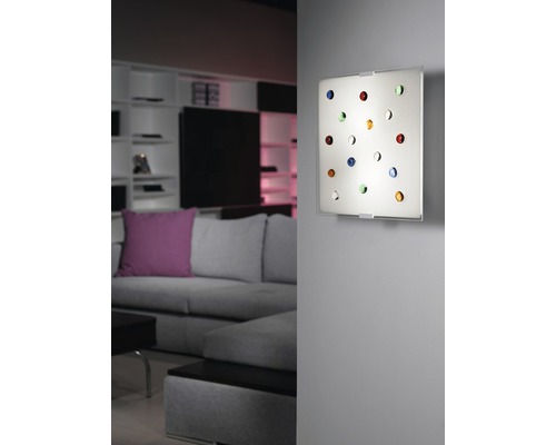 Vägglampa EGLO med glasstenar 29x29cm Fyrkantig vägglampa med färgade accenter i ett vardagsrum
