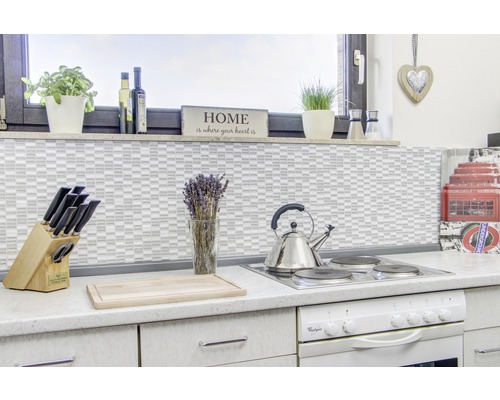 Köksscen med spis, diskho, knivar, skärbräda och dekoration