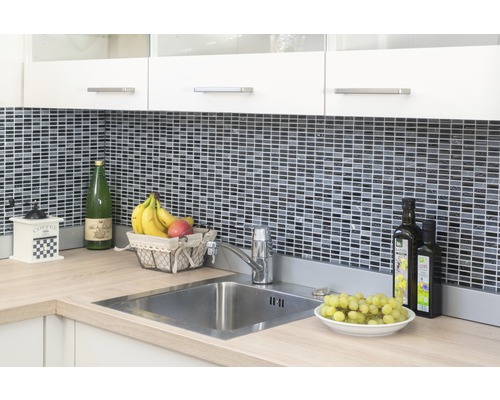 Köksscen med diskho, kran, mosaik och köksredskap