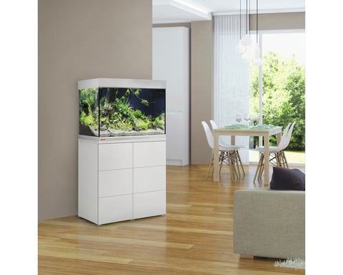 Inrett akvarium med underskåp i vardagsrummet